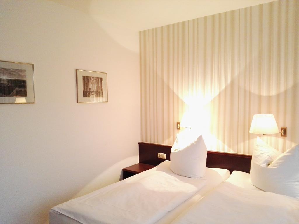 Hotel Anhalt Koethen  Exteriör bild